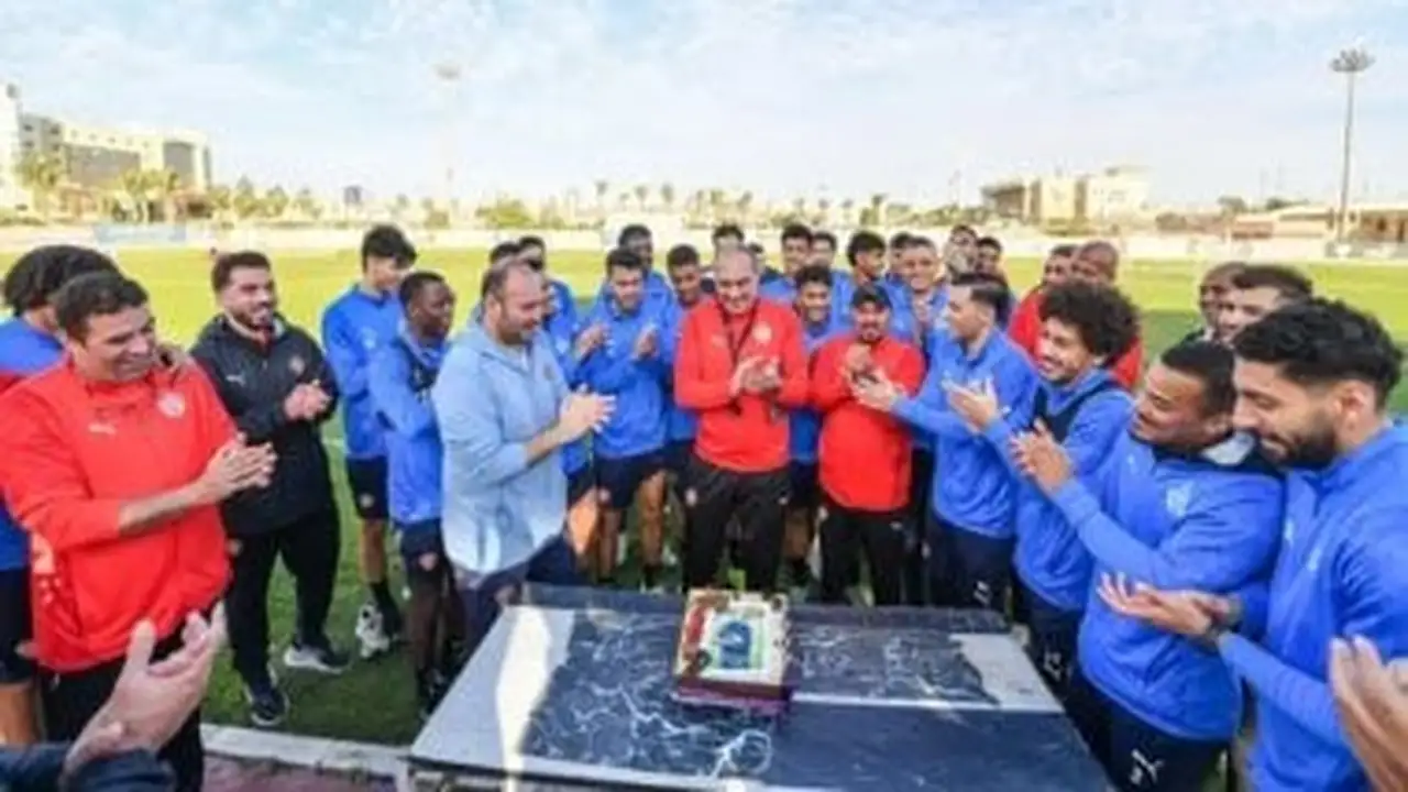 لاعبي سيراميكا يحتفلون بعيد ميلاد على ماهر في لحظة تجمع الفريق والتقدير